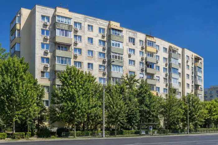Unitatea exterioara: bloc vechi cu unitati exterioare, vara