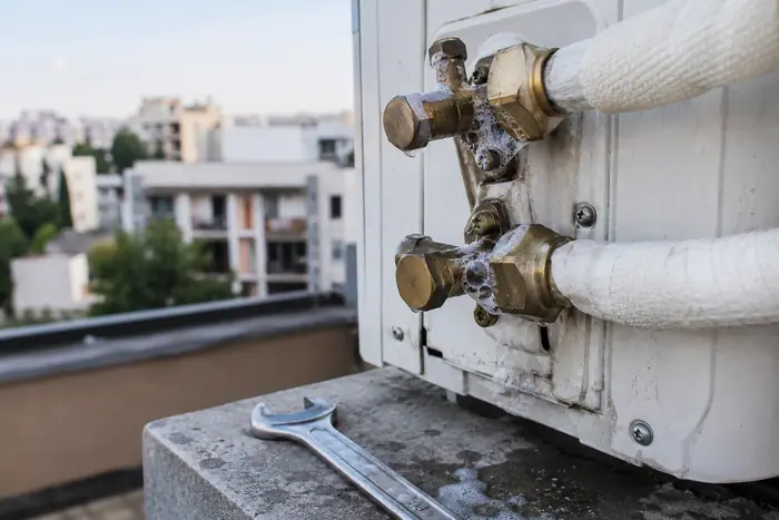 Revizie aparat: detaliu exterior gheata izolatie racorduri