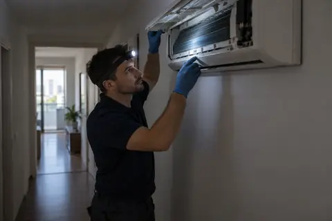 Inspectie cu lanterna frontala in interiorul aparatului
